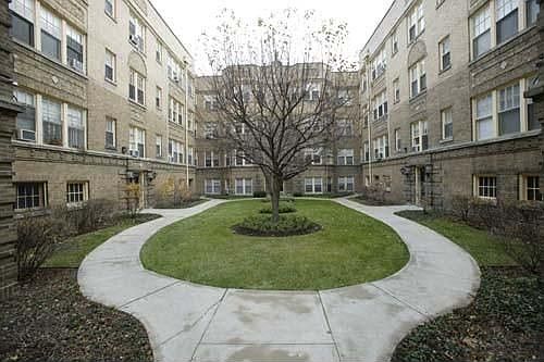 2nd image of 537 W Wellington Ave APT 22