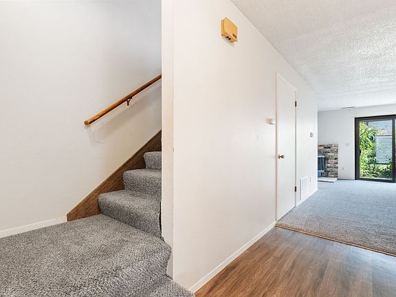 5th image of 422 Hawaii Ct