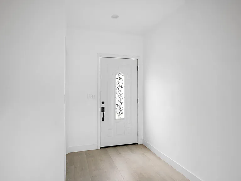 11217 Cohasset St — Photo 2