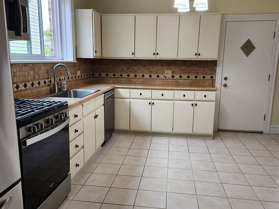 Large eat-in Kitchen