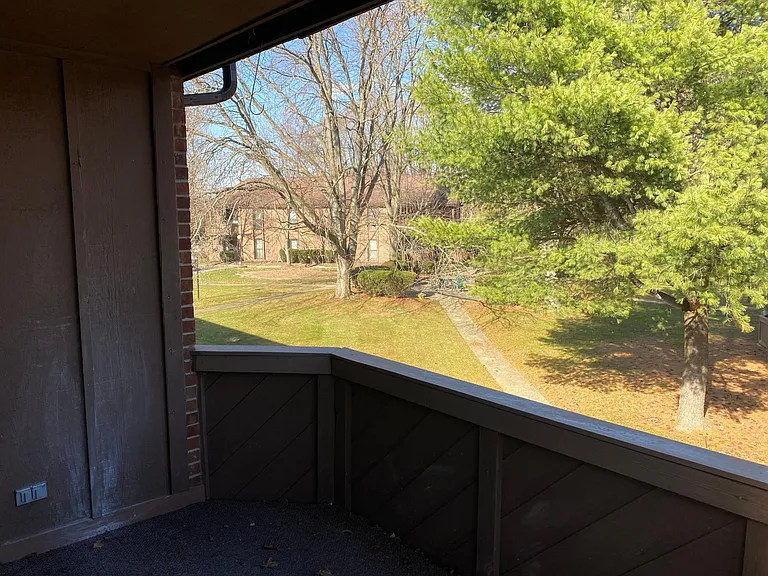 156 Hartford Ct — Photo 8