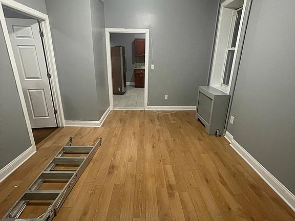 3rd image of 1142 Wilcox Ave Floor 2