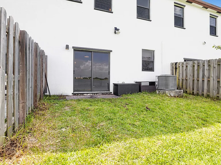 20610 NE 5th Pl — Photo 60