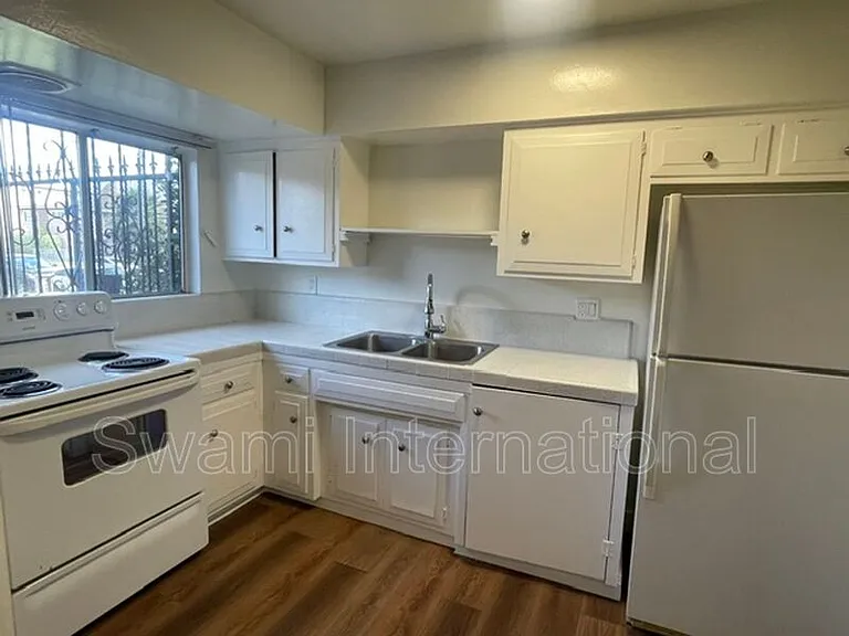 633 E 97th St #1 — Photo 8