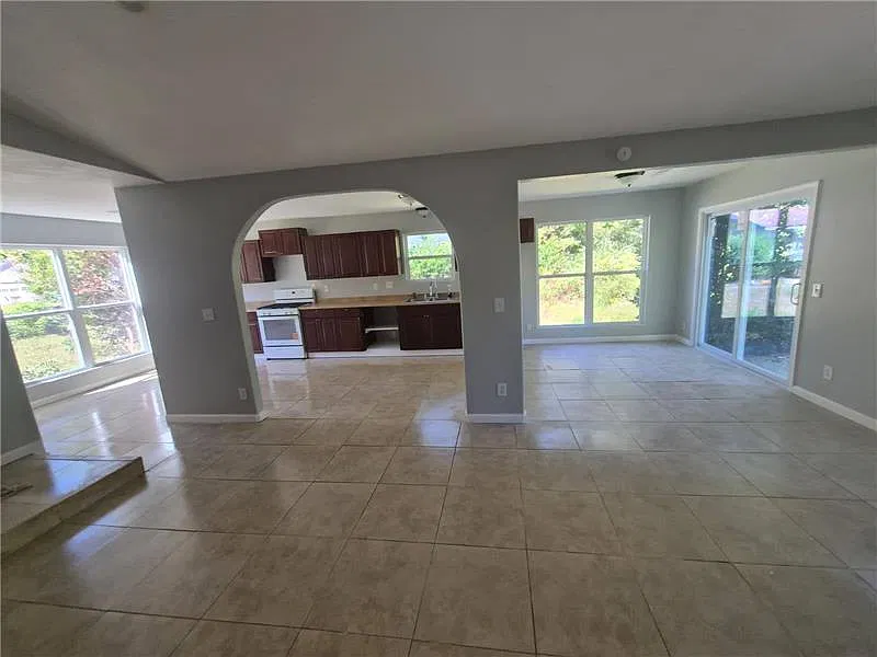 3 bed, 1898 sqft, $2,200 — Photo 2