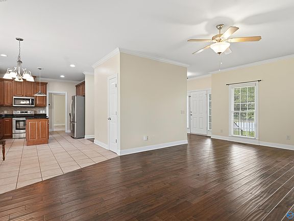 5th image of 161 Redcliffe Dr