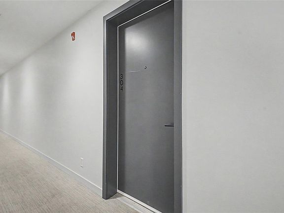 5th image of 947 Whirlaway Cres #304