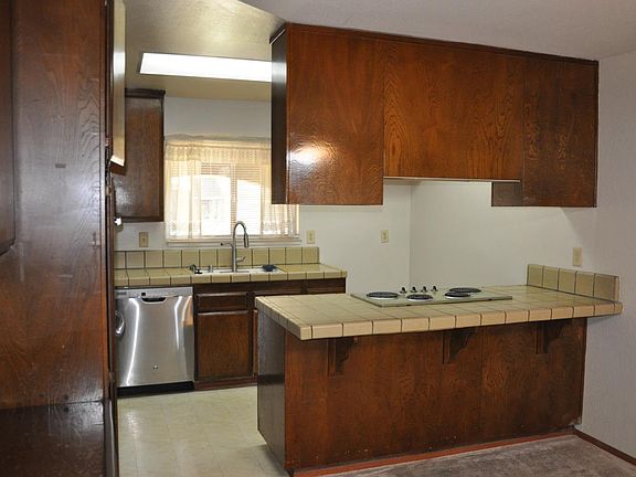 4th image of 567 Hyde Park Dr
