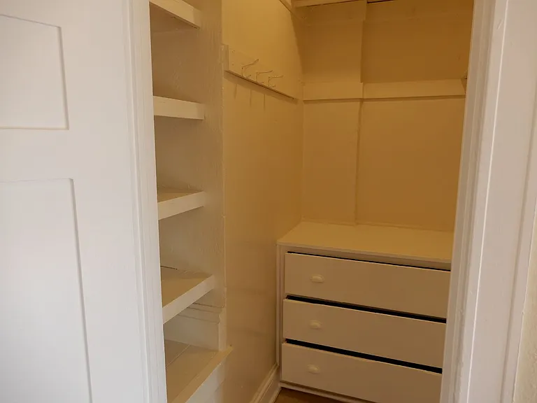 Lucretia Court Apartments — Photo 19
