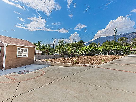 5th image of 320 W Loma Alta Dr
