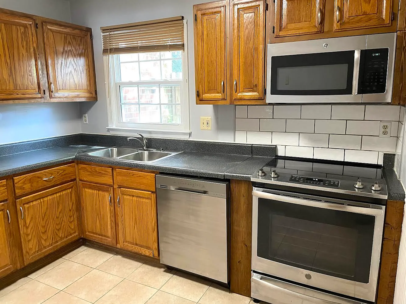 3 bed, 1254 sqft, $1,800 — Photo 2