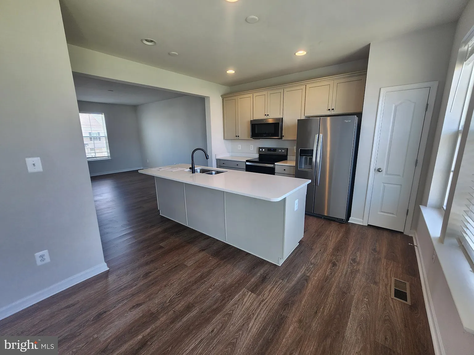 3 bed, 3.5 bath, 1900 sqft, $1,795 — Photo 3