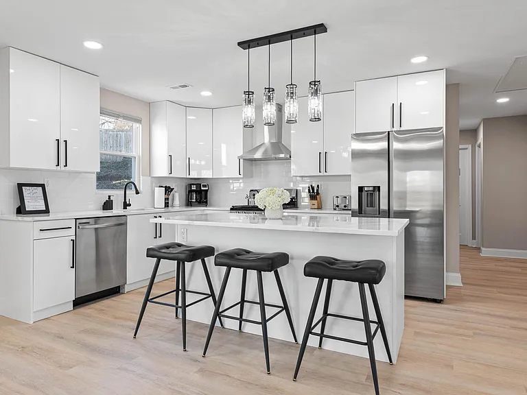 8815 Delphine Rd — Photo 1