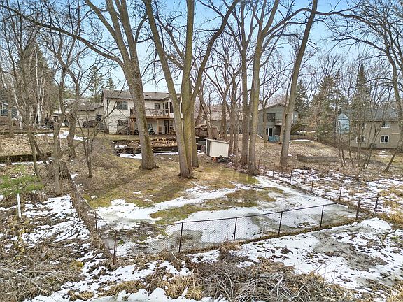 5th image of 281 Woodridge Dr