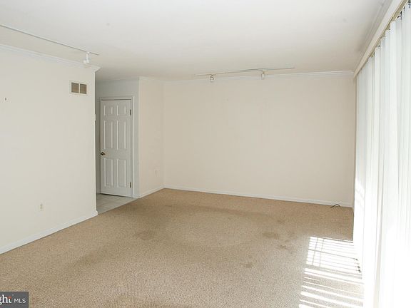 4th image of 232 East Ct #232