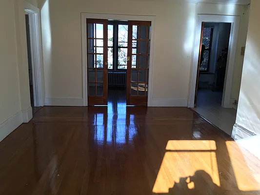 Rented by Eleni Moustakis LREB | media 28