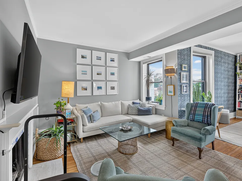 520 E St NE #304