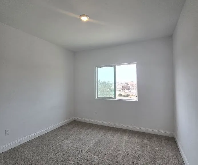 2320 S Claremont Ave — Photo 34
