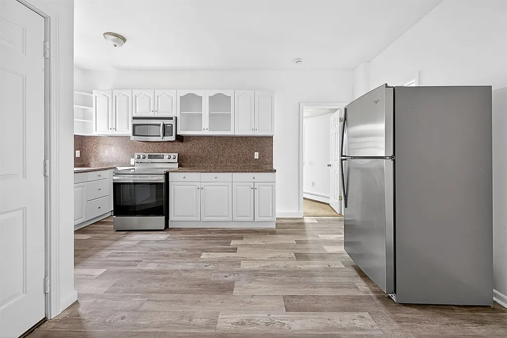 3 bed, 1.0 bath, 1250 sqft, $3,100 — Photo 3