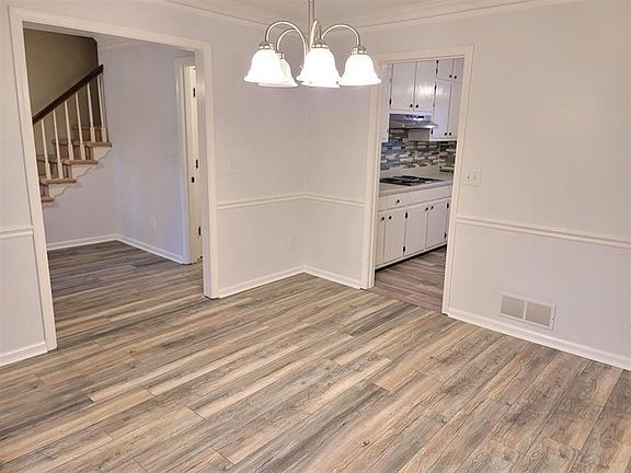 4th image of 882 Valley Creek Dr