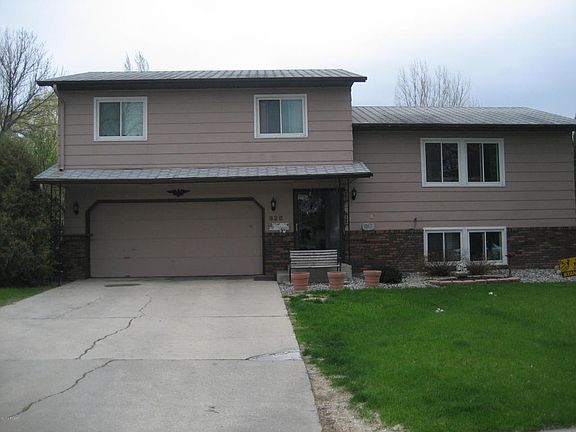 3rd image of 826 8th Ave E