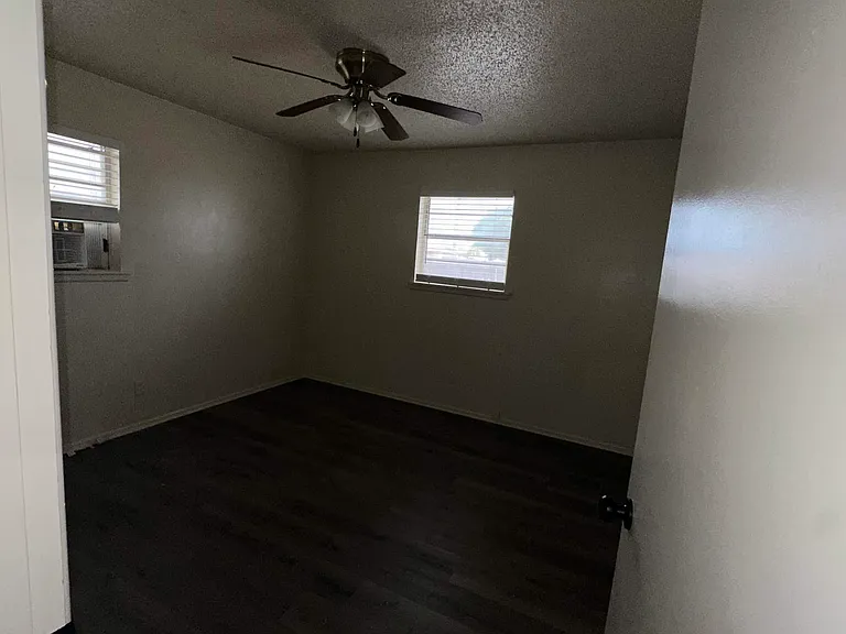 1501 N Kansas St — Photo 4