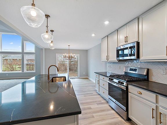 3rd image of 7694 Cordoba Dr
