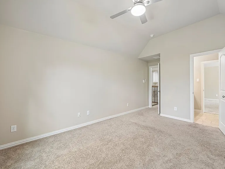 Secondary bedroom.