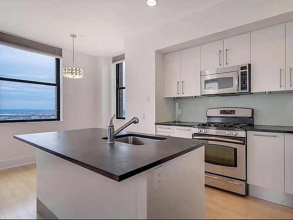 3rd image of 4 Beacon Way APT 906
