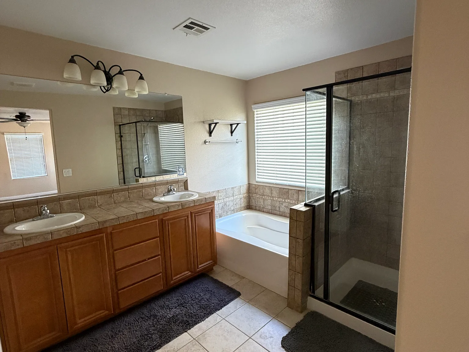 4 bed, 2327 sqft, $2,500 — Photo 3