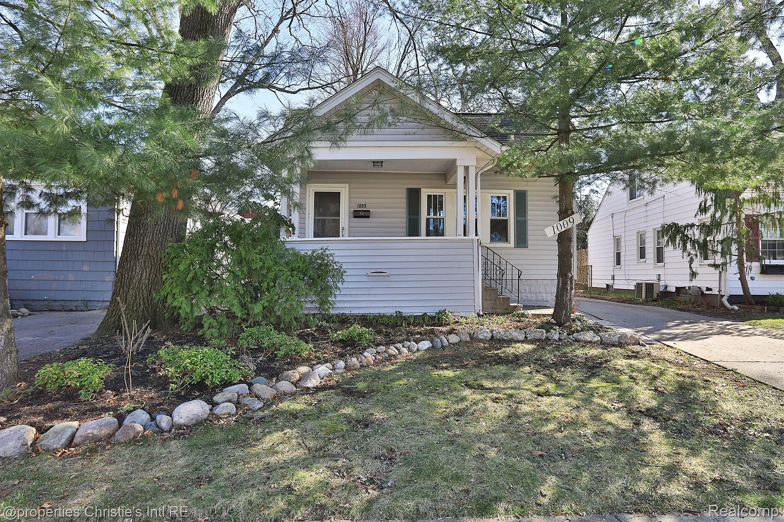 1009 Catalpa Dr photo 1