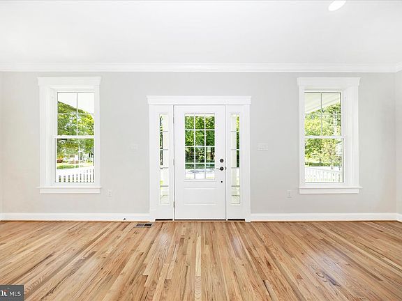 4th image of 109 W 13th St