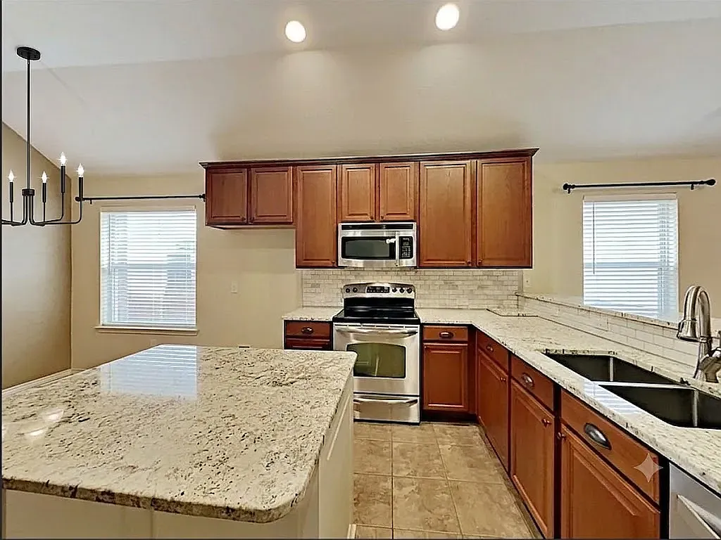 4 bed, 1972 sqft, $2,450 — Photo 4