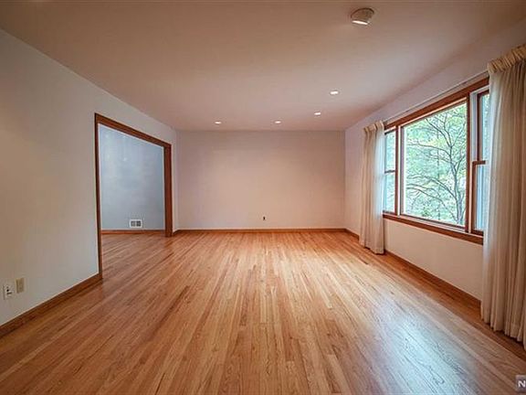 5th image of 554 Bernita Dr