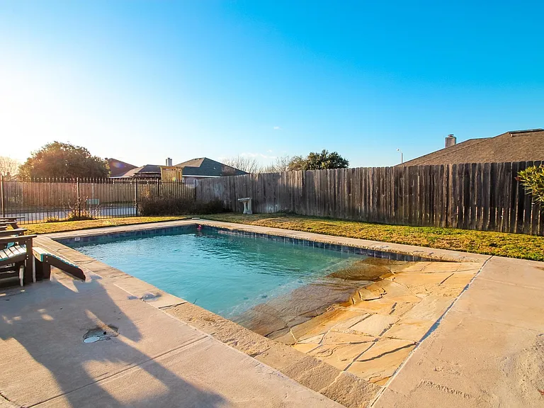 Beach-entry pool