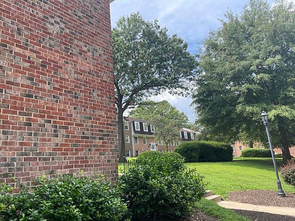 3rd image of 744 Quince Orchard Blvd