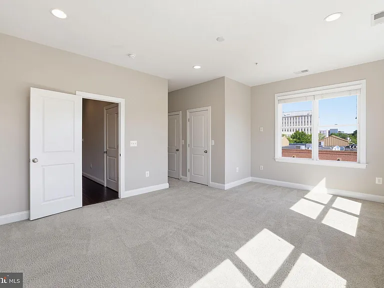 1100 S Edgewood St — Photo 37