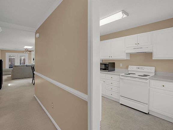 3rd image of 105 Thorn Tree Ln