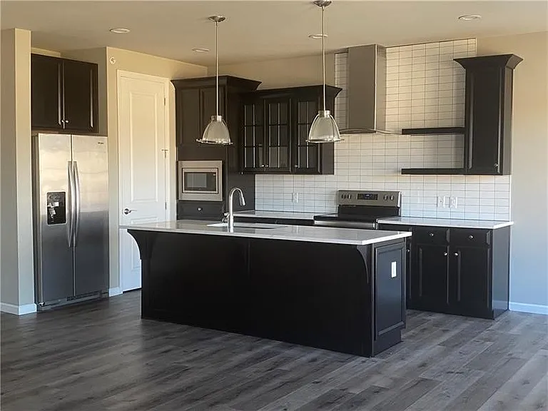 1439 Hastings Cres — Photo 4