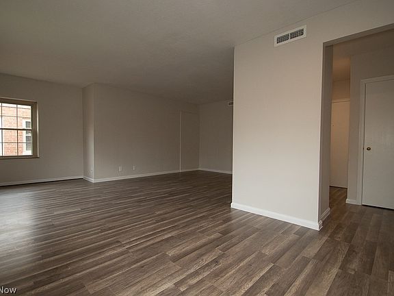 4th image of 15825 Van Aken Blvd APT 304W