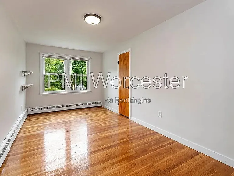 122 Crescent St — Photo 9