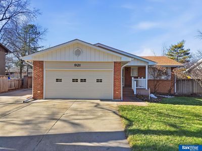 921 Cobblestone Dr, Lincoln, NE, 68510