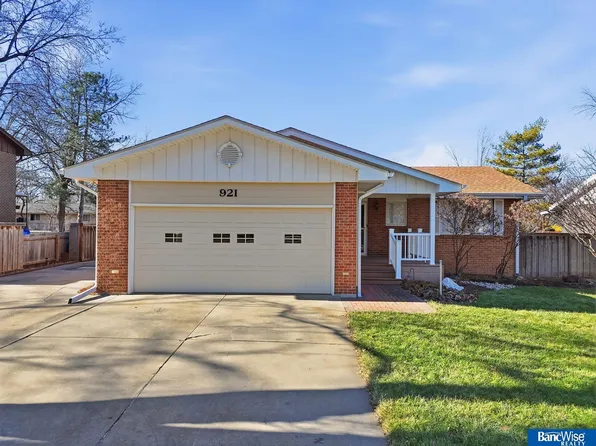 921 Cobblestone Dr, Lincoln, NE 68510