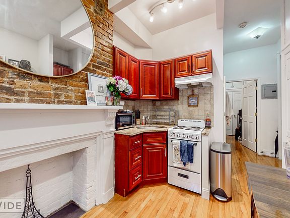 3rd image of 309 E 9th St APT 1C