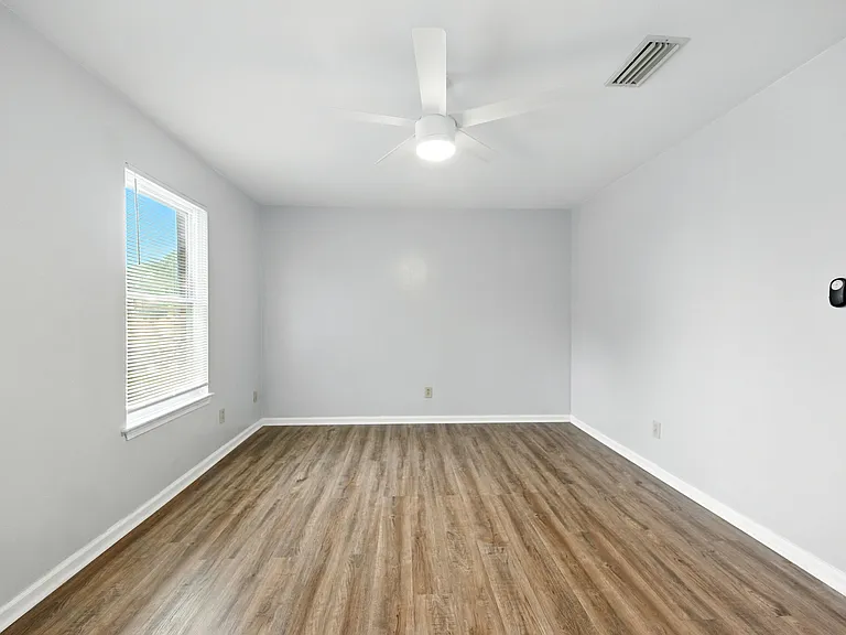 302 Seeman Ct — Photo 31