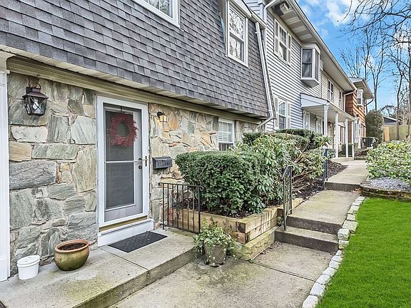 2nd image of 11 Harbour Ln #3A