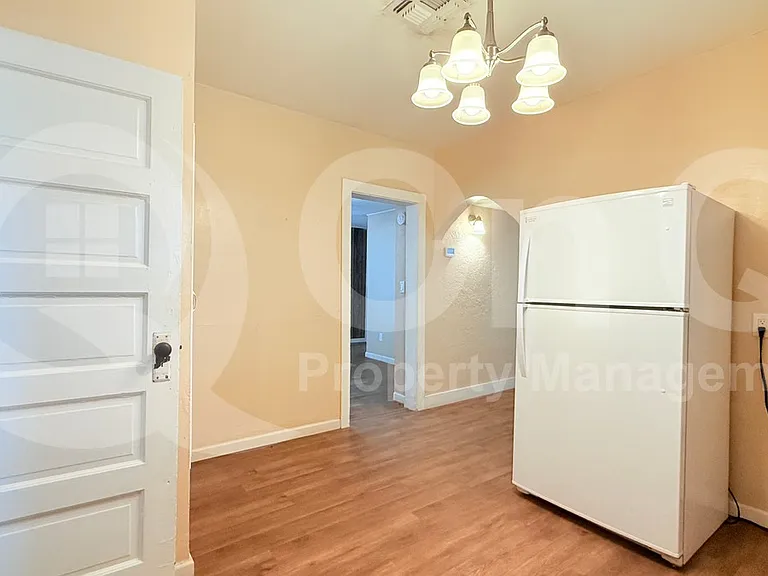 300 W 9th St — Photo 4