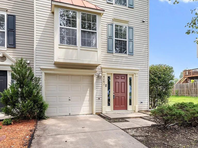 4701 Colonnade Way — Photo 4