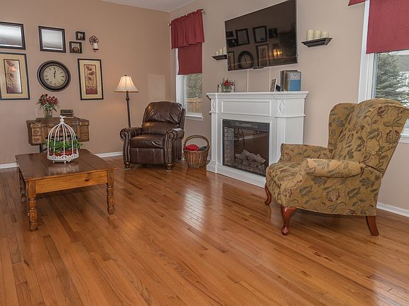 5th image of 299 Parkstone Dr
