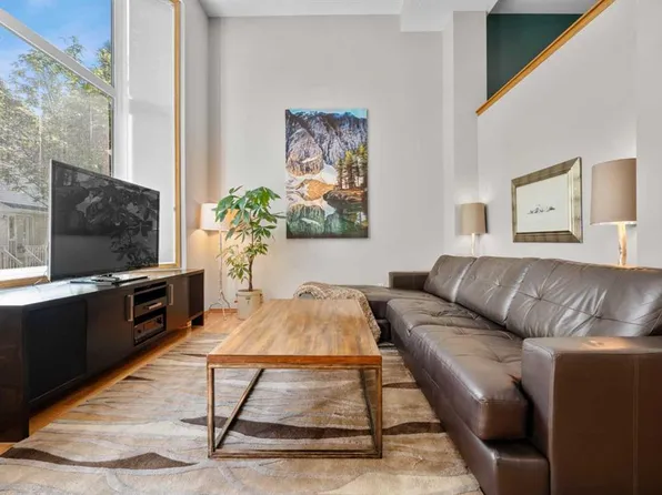 17 Glenbrook Vlg SW, Calgary, AB T3E 7E8
